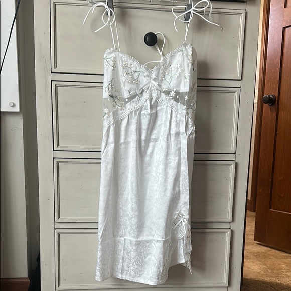 Amazon White Lace Chemise with Spaghetti Straps - Picture 1 of 2